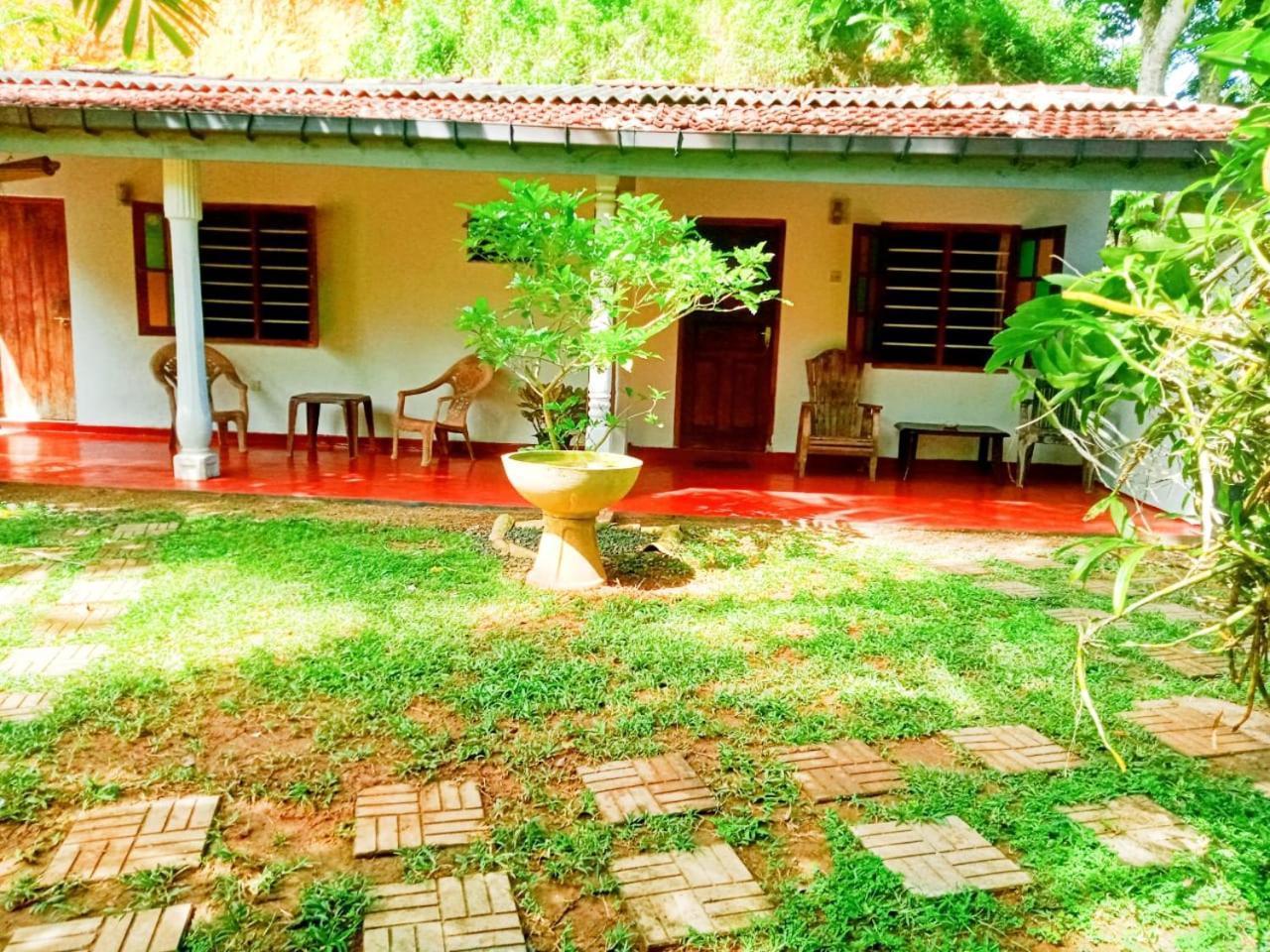 Arachchi Guest House Mirissa Exteriör bild